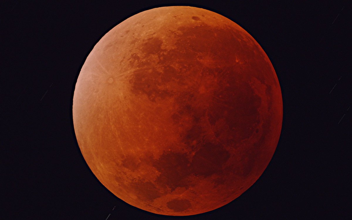 swetake_com's tweet photo. 昨晩の #皆既月食 。2025/9/8 3:07-3:13頃の16枚をスタック＆画像処理。 https://t.co/FCbnzraoRh