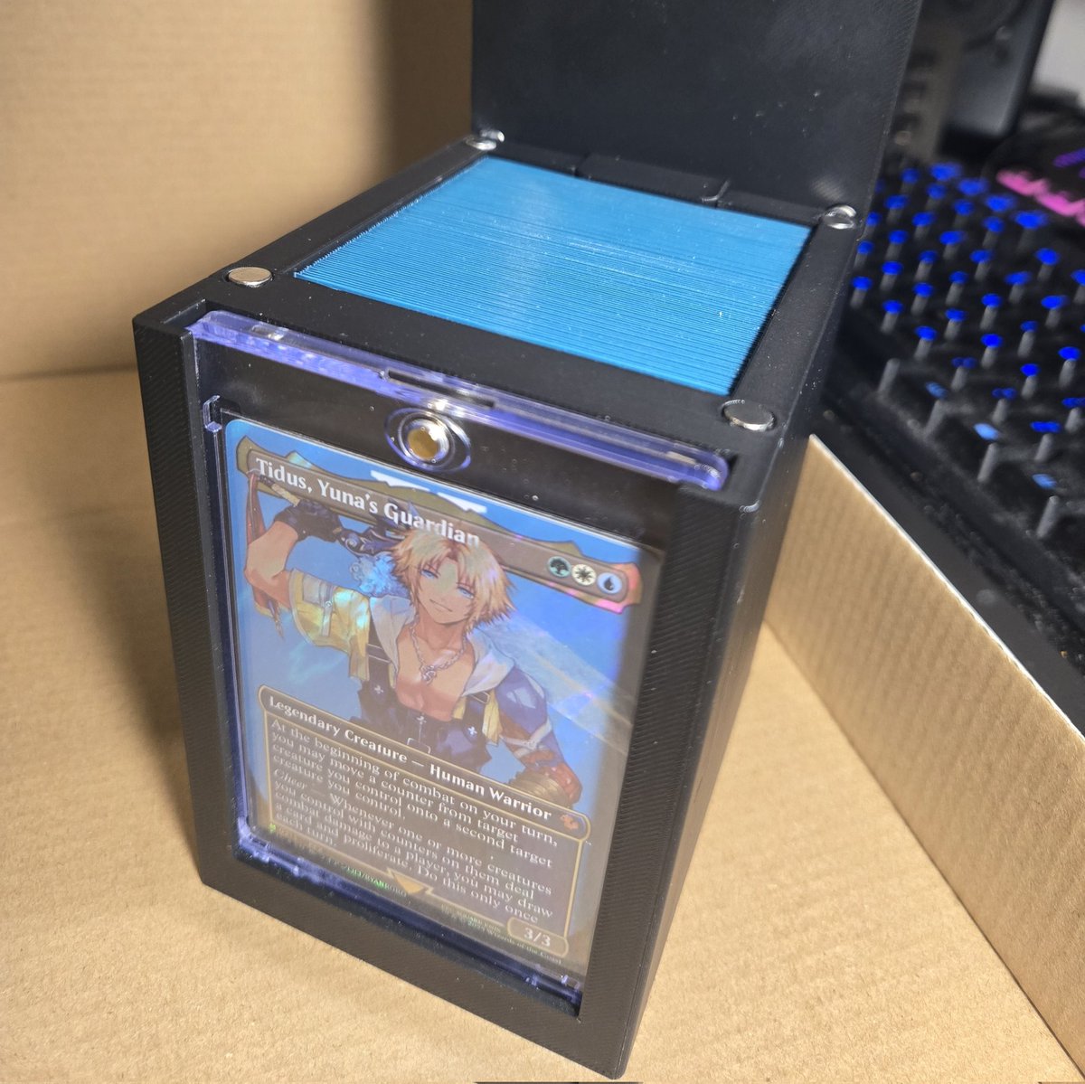 KashiwaHakase's tweet photo. new merch concept:
yukinoura research institute deck boxes!

i designed it myself 😤
needs a few more reiterations but maybe one day i can sell these as homemade merch https://t.co/lSm4RipYIN
