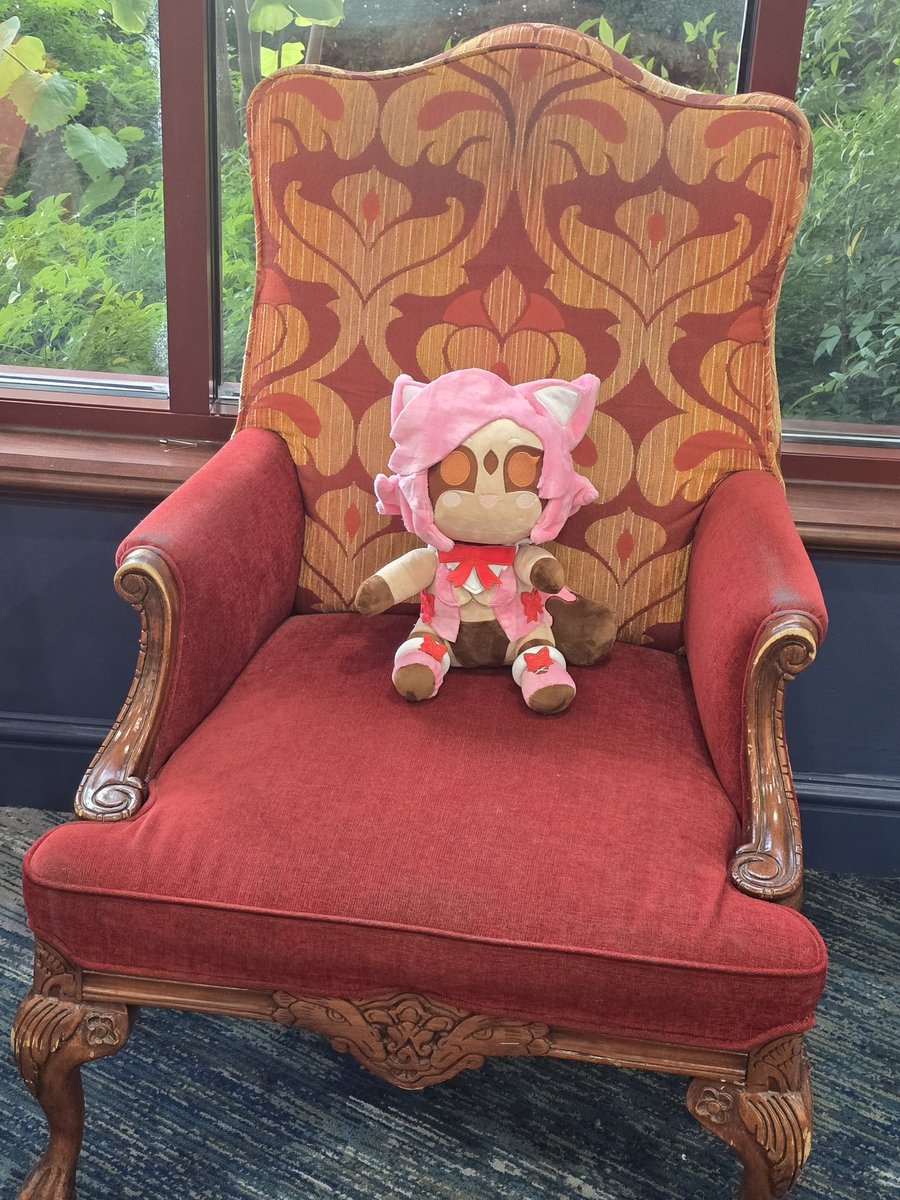 PinkoPlusKoi (@koiisyourboy) on Twitter photo Her throne Her throne