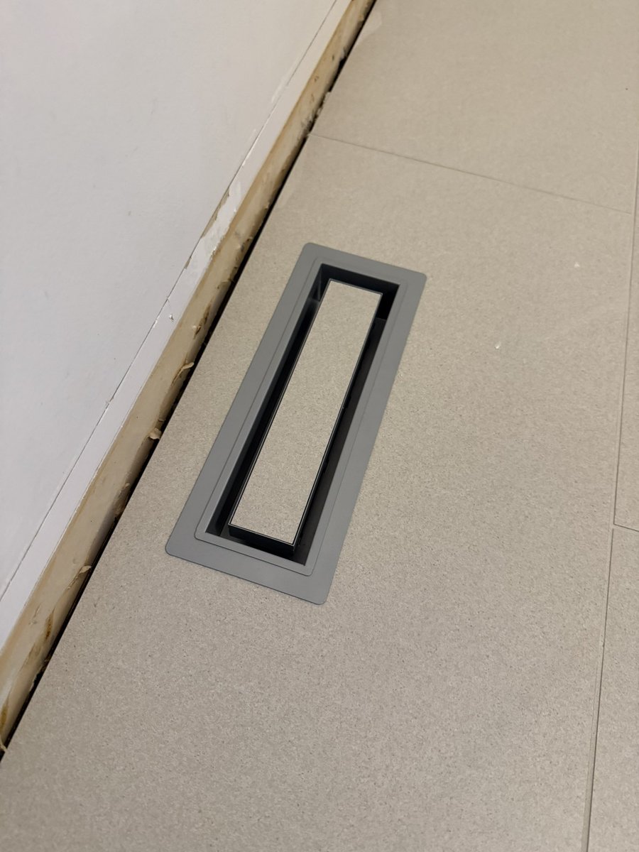 リノベ
タイル3日目
壁の目地を入れて、仕上げのコーキング

無駄のないタイリングと
綺麗にラインを合わせてくれて
見た目が良い。

タイリングガイのセンスがいい！

ベントカバーの色をペイントして
合わせようか考え中