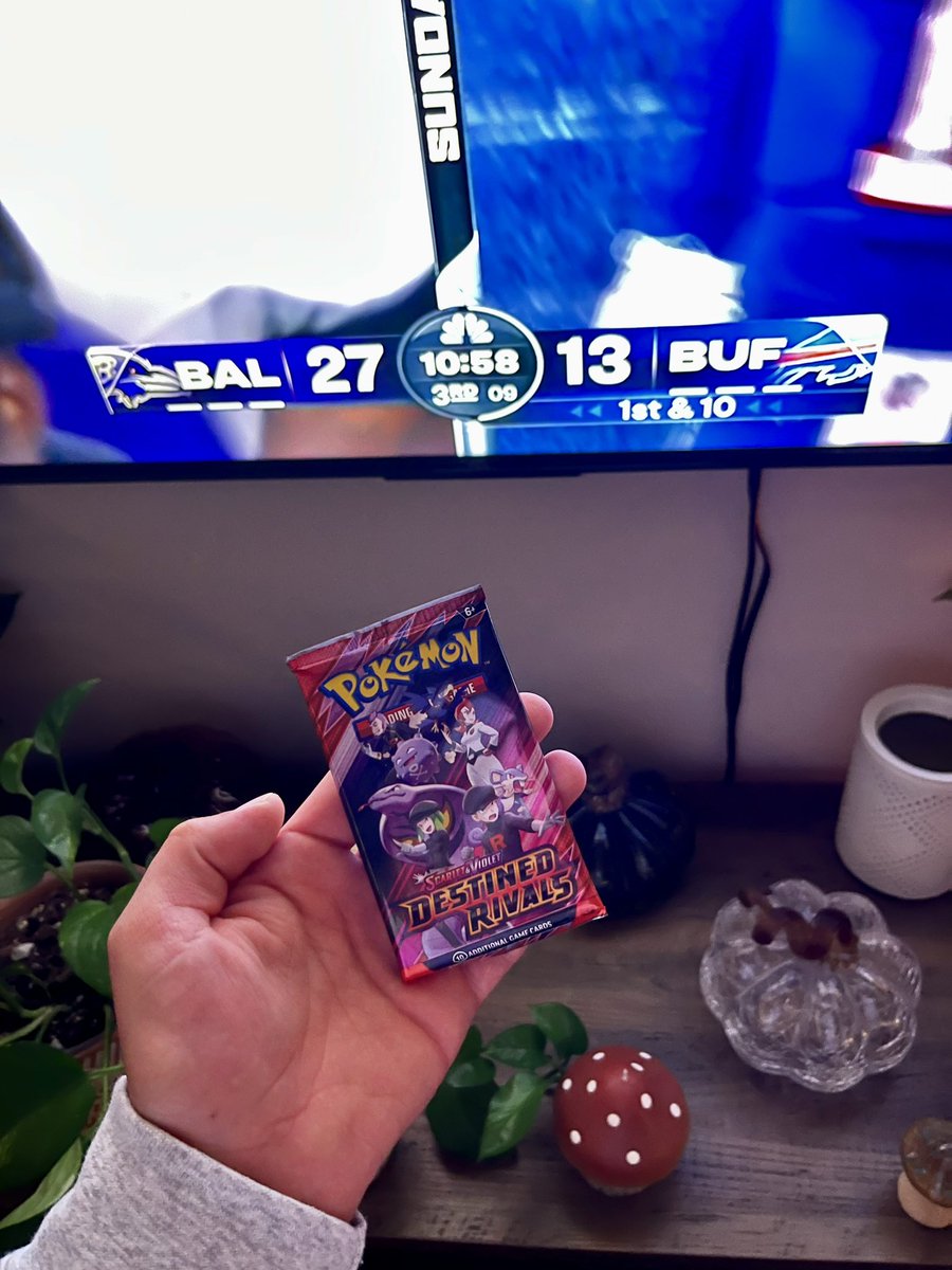 PoDoesPokemon's tweet image. Sunday Night football pack, great game so far so was hoping for a great pull! I can’t get mad at an EX pull though! #DestinedRivals pack #4! #CodeCard #Pokemon #PokemonTCG