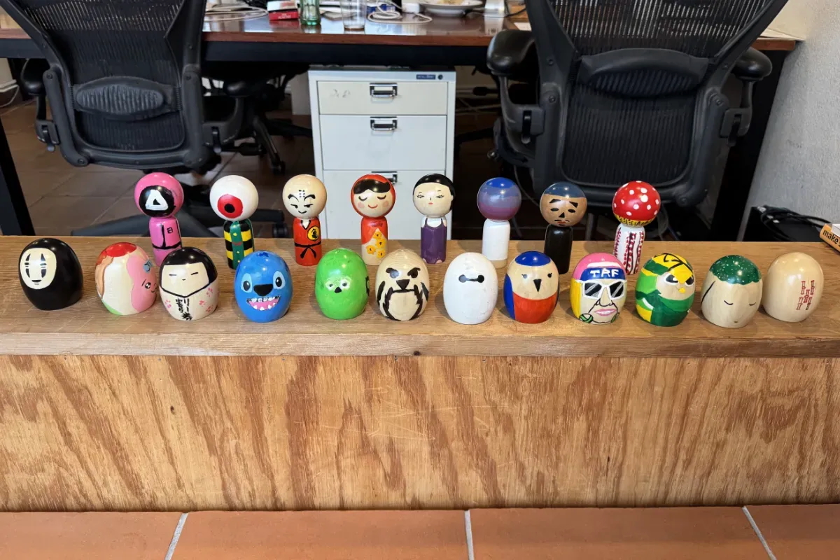 モノサスの各拠点から届く日々の様子。
8月の代々木オフィスには、個性豊かなこけしが並びました。

-----
モノサスのひとコマ紹介 #3
代々木オフィスより
monosus.co.jp/magazine/tp9pz…

#東京 #オフィス