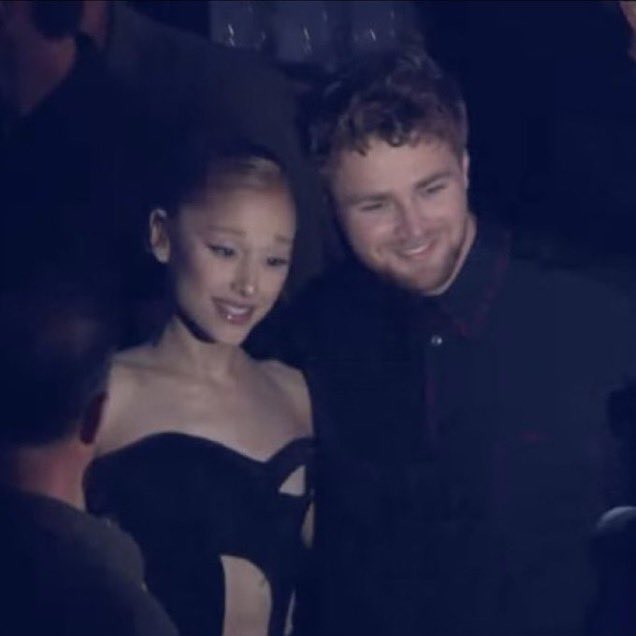 daydreamrem's tweet image. why is ariana having a meet and greet corner at vmas i’m cryingsjdhdkdks 😭😭