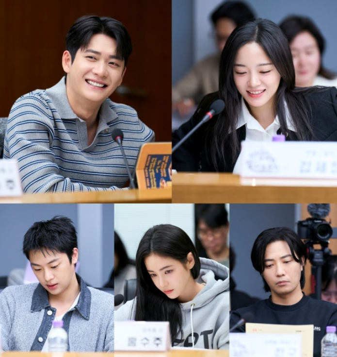 Para cast melakukan script reading untuk drama The Moon Flows Over the River

Drama fantasi sejarah mengenai putra mahkota yang telah kehilangan senyumnya dan pedagang yang kehilanagn ingantannya bertukar jiwa.

Dibintangi Kang Tae oh, Kim Sejeong, Lee Shinyoung, Hong Soojoo, dan