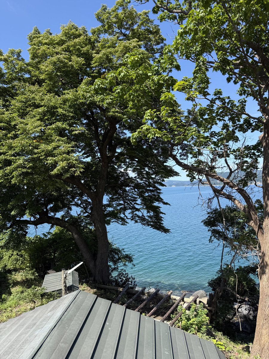 kamonoyajp's tweet photo. 洞爺湖畔ではないですが、洞爺湖町内にあるオーシャンビューハウス。
自分で屋根の塗装をするため、命綱をつけて登っています。

#かものや
#洞爺湖 https://t.co/TVLV5DevoA