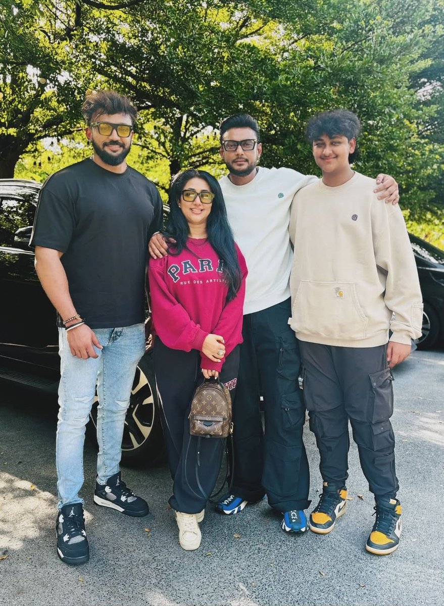 ನಮ್ಮ ಪ್ರೀತಿಯ ಶೋಕ್ದಾರ್ ಧನ್ವೀರ್ ಗೌಡ ಅವರಿಗೆ ಹುಟ್ಟುಹಬ್ಬದ ಹಾರ್ದಿಕ ಶುಭಾಶಯಗಳು 🎉🎊 
ನೂರಾರು ಕಾಲ ಸುಖವಾಗಿ ಬಾಳಿ, ಬಾಸ್ ಹಿಂದೆ ಸದಾ ಕಾಲದಲ್ಲಿ ನಿಂತಿರುವ ನಿಮಗೆ ದೇವರು ಹೆಚ್ಚಿನ ಆರೋಗ್ಯ ಆಯಸ್ಸು ಯಶಸ್ಸು ಕೊಟ್ಟು ಕಾಪಾಡಲೆಂದು ದೇವರಲ್ಲಿ ಭಕ್ತಿಯಿಂದ ಪ್ರಾರ್ಥಿಸುತ್ತೇವೆ.. 🙏 

#DBoss #TheDevil #Dhanveerah