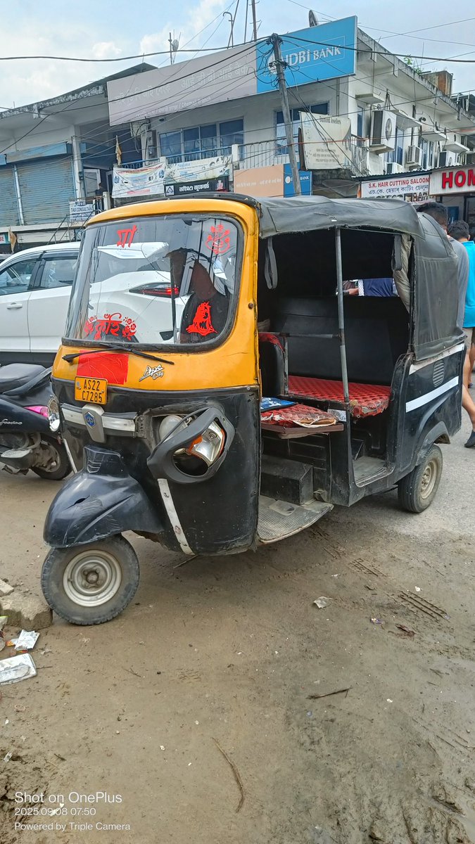 Dhemaji SFS ত পঢ়া লৰা এজনক অলপ আগত খুন্দা মাৰে এই অট’খনে 🧐😰 Opposite SBI,Dhemaji <a href="/DhemajiPolice/">Dhemaji Police</a> অলপ চকু দিব,ৰাইজে জনোৱা মতে এইজনে  মদ খাই অট চলাই।