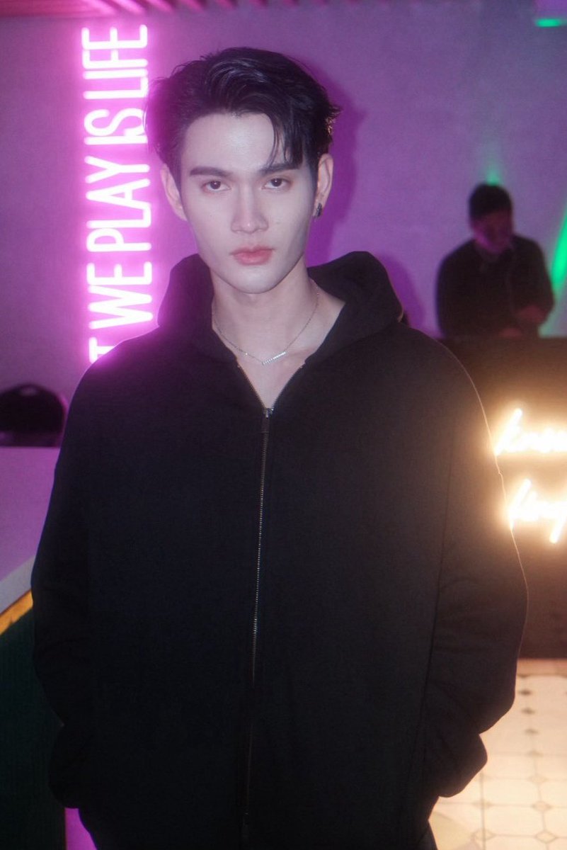 mirotic_black's tweet photo. อห ยอมล่ะ face card ใดๆ เซ็ทผมเปิดหน้าผาก เสื้อฮู้ดดี้ชิลๆ เพิ่มลูกเล่นด้วยต่างหูกับสร้อยคอ น้อยแต่มากสุดๆ ไม่ใช่ทุกคนที่แต่งแค่นี้แล้วจะดูดี แต่พาเวลทำได้ เอาอยู่เอาสุด BG เป็นบูธ dj ฟีล ad โปรโมทร้านที่ลงรูปเซเลปตามเพจรีวิวดังๆฟีลนั้น ค่ดจะเริ่ดเลยล่ะ

#pavelphoom @pavelphoom https://t.co/pGUf0fK5Wj