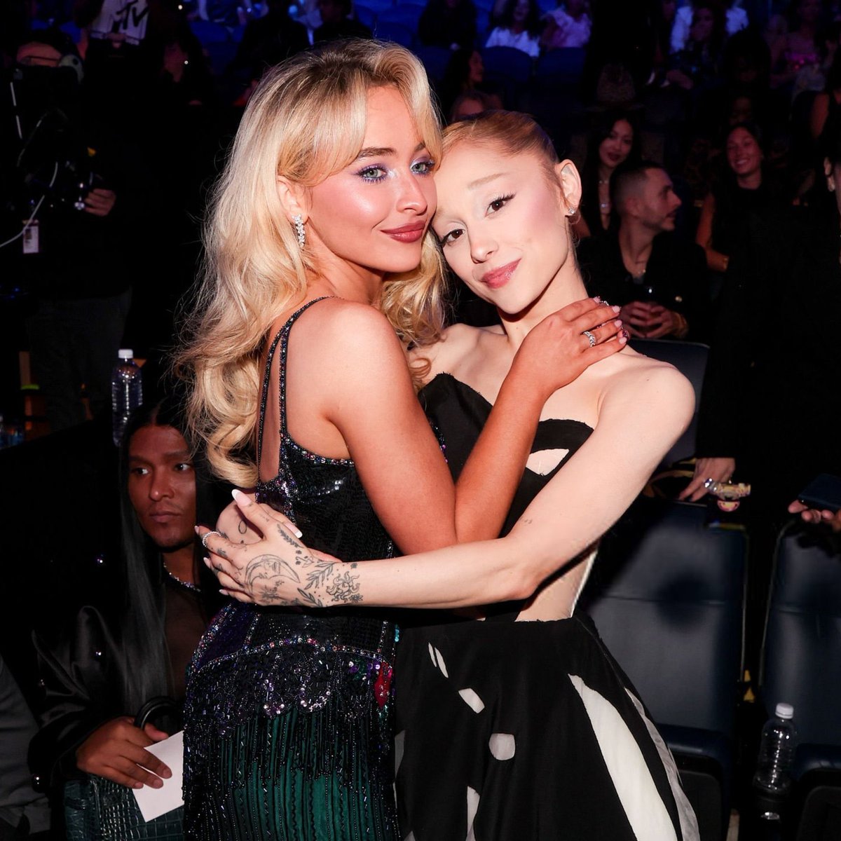 Seanlofficial's tweet photo. IM SOBBING #ArianaGrande #sabrinacarptener #VMAS https://t.co/Ie75nbOwmR
