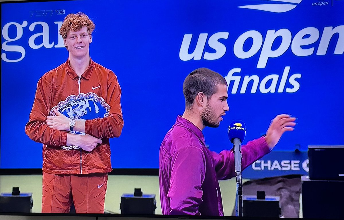 Alcaraz talking to Sinner while facing the other way was my favorite part of the final 💀