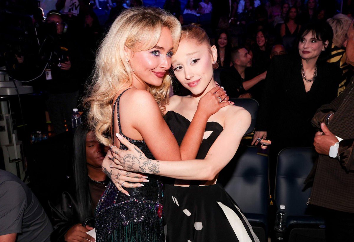 UpdatesBrinaBR's tweet photo. ARIBRINA! #VMAs https://t.co/e8bK2EXVVm
