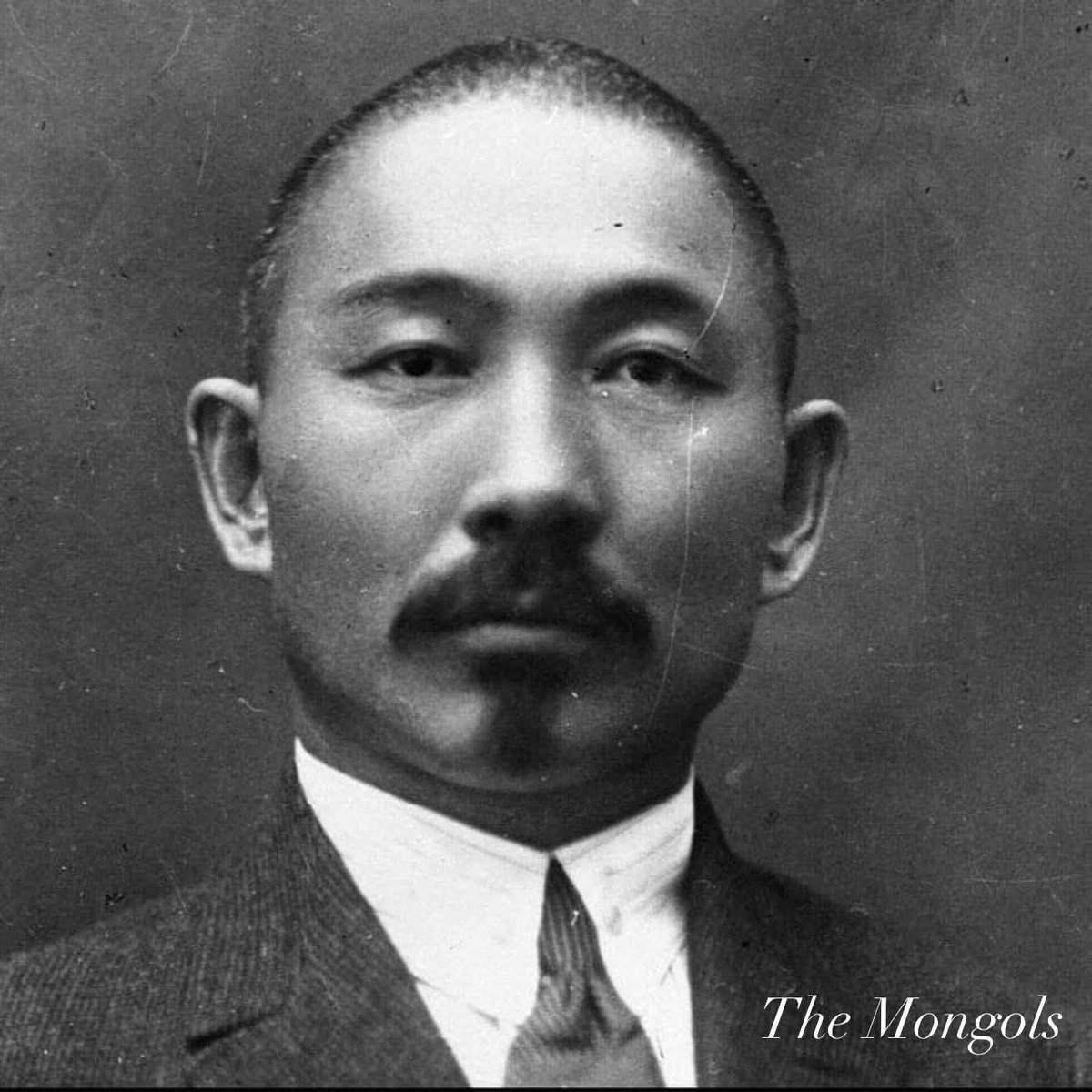 1926 -1929 онуудад Монгол улс өөрийн хөрөнгөөр Герман, Францад 35 хүүхдийг сургасан тэр ажилыг гардан хийсэн эрдэмт хүмүүн билээ.
Тус хүүхдүүд хожимоо Монгол улсыг хөгжүүлэхэд үнэтэй хувь нэмэр оруулсан байдаг. 
Зураг: Ардын гэгээрэлийн яамны анхны сайд Эрдэнэбатхаан.