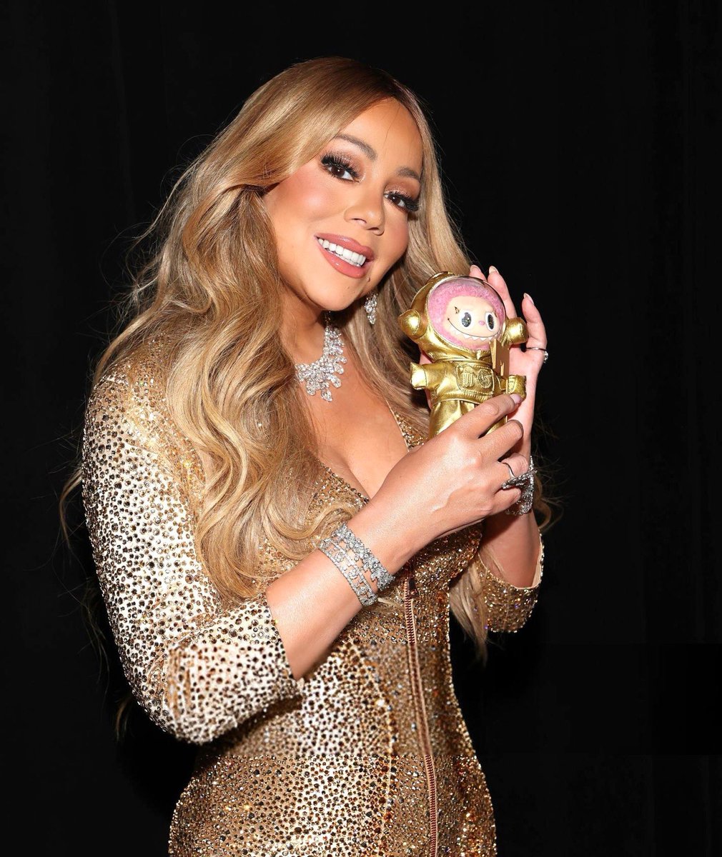 MARIAH CAREY HOLDING A LABUBU WAS NOT ON MY 2025 BINGO CARD😭😭