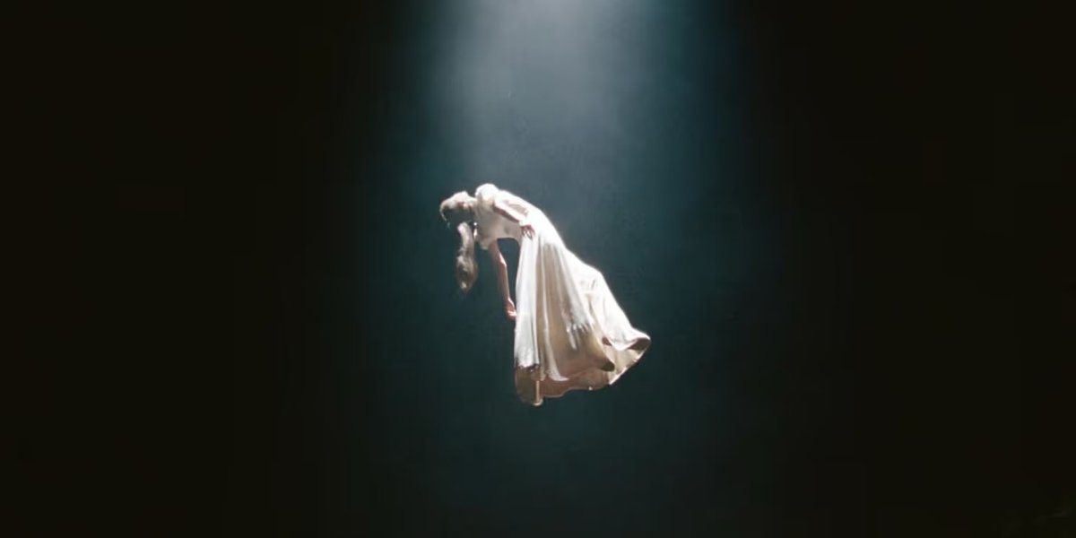 Ariana Grande wins “Best Pop” at the #VMAS for “brighter days ahead”