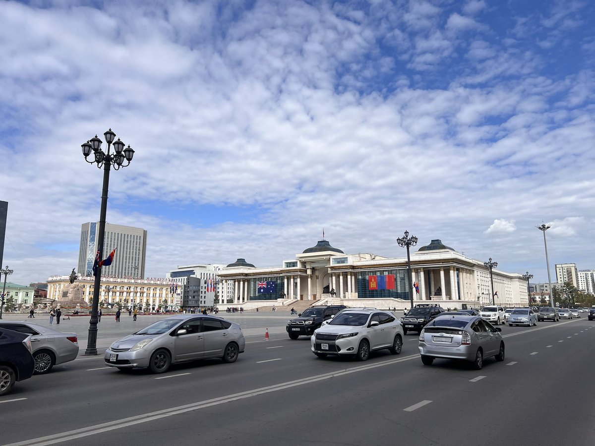 “Гэрлэж амжаагүй явна” киноны өнцгөөс наранд гэрэлтүүлж дарлаа…, төр засаг минь улам олон зочидтой байх болтугай