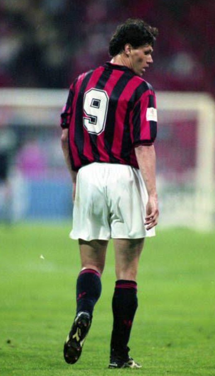 MI ÍDOLO 

De niño, en el patio de la casa cuando solo jugaba fútbol, mi objetivo era rebotar el pelota contra la pared y rematar de cabeza como lo hacia Marco Van Basten.