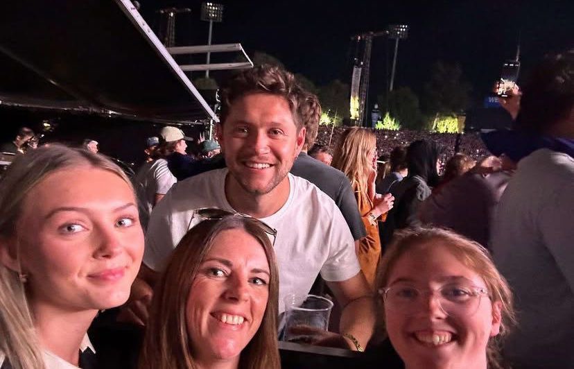 Niall Horan with fans at the Oasis in LA last night!

via owner