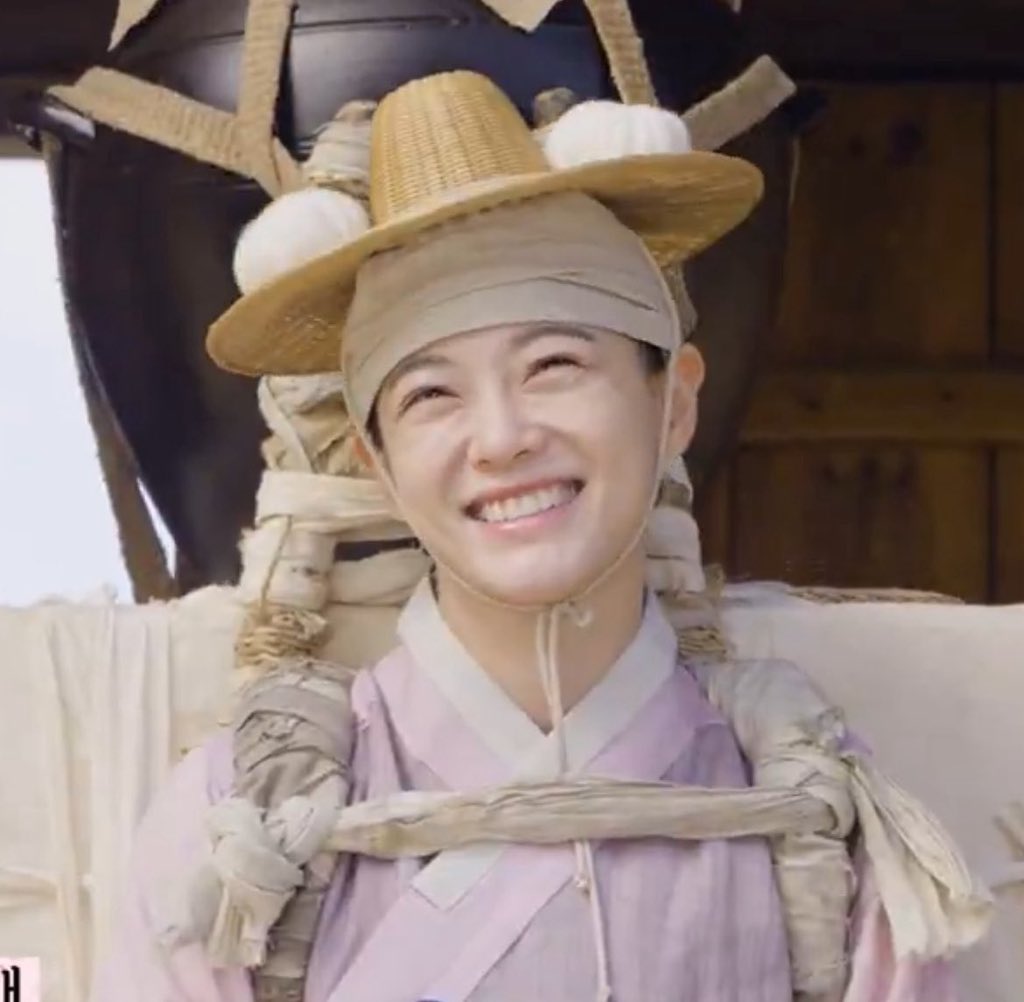 sesangmountain's tweet photo. Sejeong three roles  as free-spirited traveling merchant who has lost parts of her past memories
-Soul swap with crown prince 
-Her real life when past memories reveal as Denouement? 🥳
I am so seated !!!  
To understand sejeong’s Park Dal-I character analysis and adaptation of these complex characters into Life
#KIMSEJEONG
#TheMoonFlowsInThisRiver