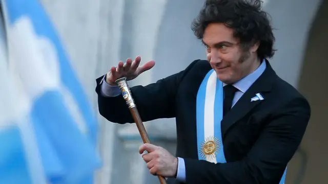 En estos momentos es cuando más hay que profundizar. Es un error pensar que los malos resultados son producto de hacer mucho de algo que está bien. Las cosas que están bien hay que profundizarlas. Y las cosas que están mal, cambiarlas.

Ahora más que nunca, AVE MILLER <a href="/JMilei/">Javier Milei</a>