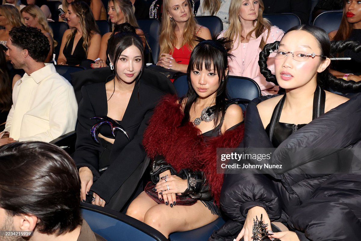 HUNTR/X in the audience @ the MTV VMAs 2025 📸 

Singers/Singing Actors EJAE (Rumi), Rei Ami (Zoey), Audrey Nuna (Mira) 💜💚🩷

#VMAs #VMA #KPOPDEMONHUNTERS #HUNTRIX #EJAE #ReiAmi #AudreyNuna