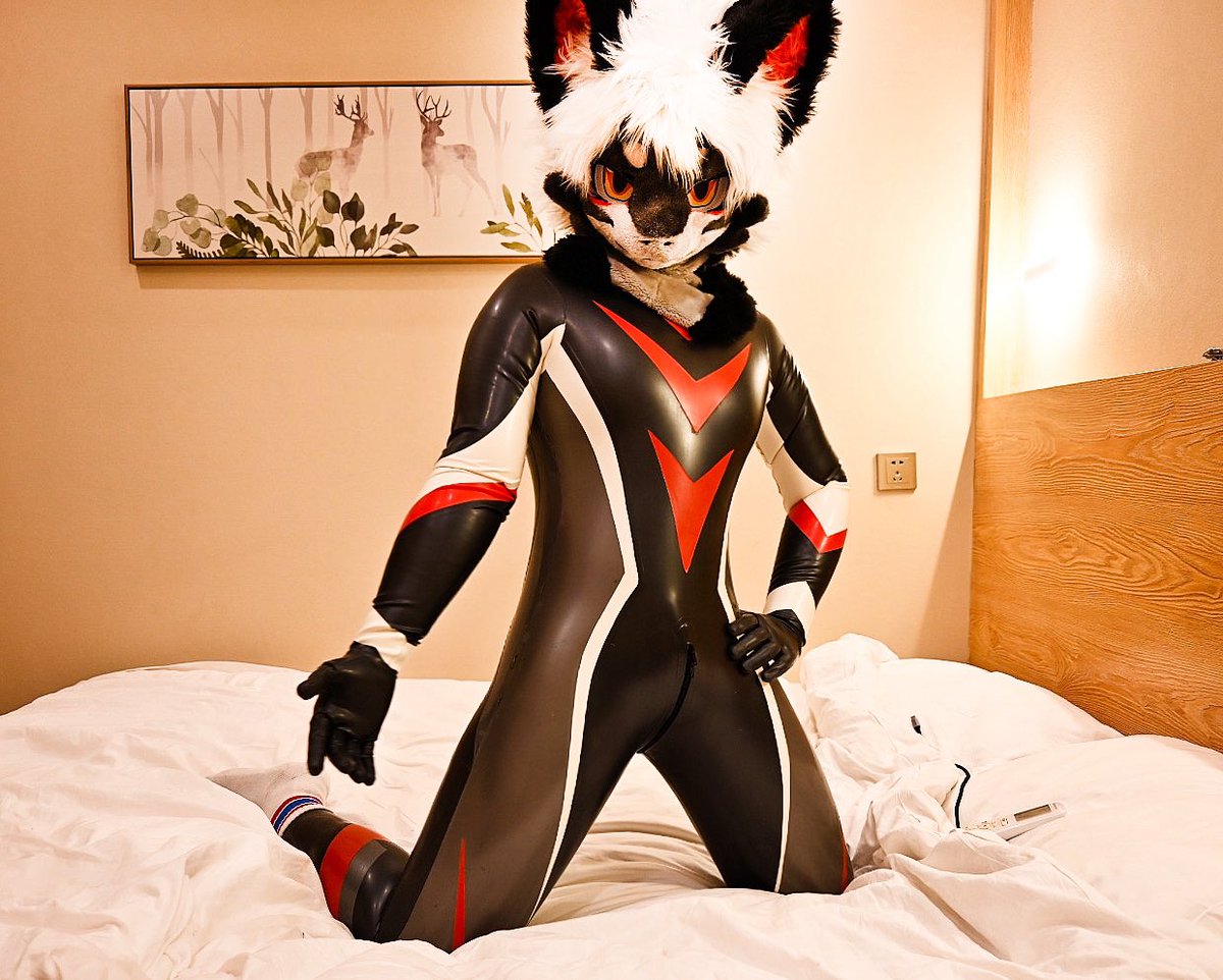 别光在那边看了，宝贝
    Stop watching from over there and come here, sweetheart
    あっちで見てないで、こっちにおいでさ、兄さん