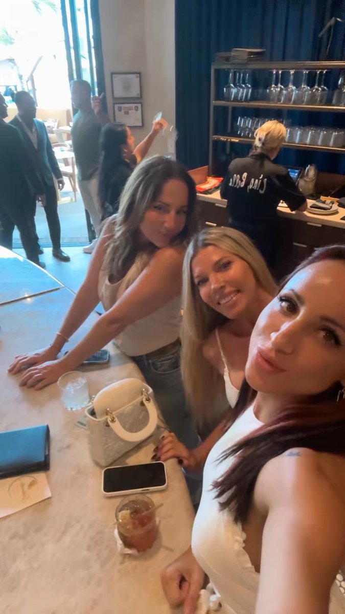 ReadyNow8's tweet photo. No se que haría sin ellas … my bbf’s https://t.co/M3nnkttYd9