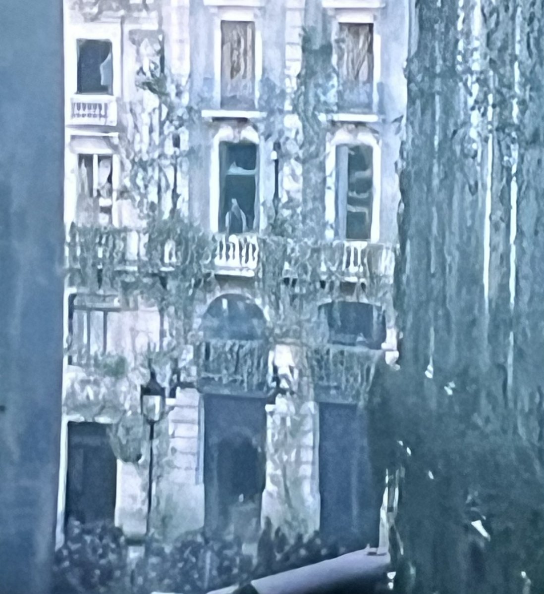 bjuan266's tweet photo. Did anyone notice this dude standing in the doorway? I’m assuming it’s a walker 🧟‍♂️#DarylDixon https://t.co/6uX1ADR1g7