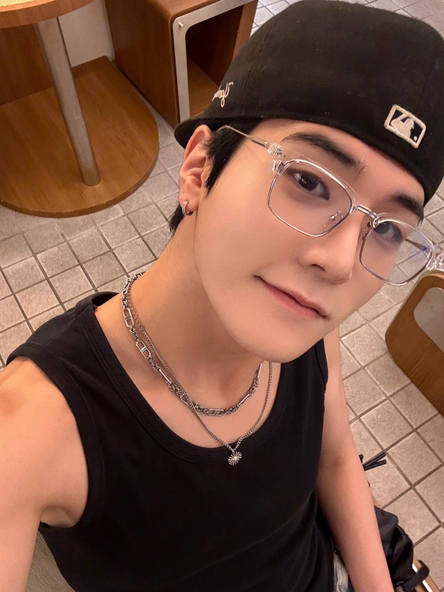DIGNITY_members's tweet photo. 미모 미라클 모닝~
점심이긴 한데 하하하하🤭

#DIGNITY #디그니티
#HYEONGJIN #형진 #지니 https://t.co/msmOvsq1Ch