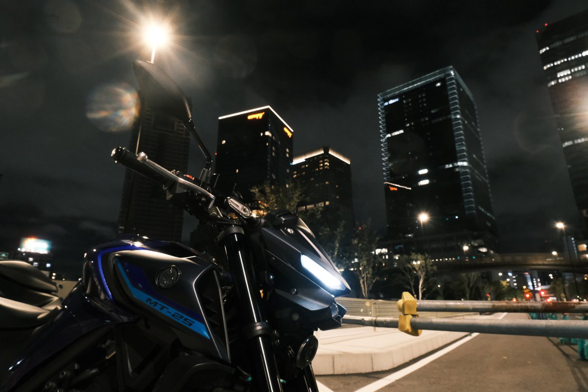 gaap10th's tweet photo. 今後MT-25だと何となくお顔の写真が多くなりそうな気がする。
こういう横顔、なんか好きw。
#写真好きな人と繋がりたい #ファインダー越しの私の世界 #バイク好きな人と繋がりたい #バイクのある風景
#うめきた #グラングリーン大阪
#yamaha #yamahamt25 #yamahamt #masteroftorque #darksideofjapan https://t.co/6Wn7e6q4mW