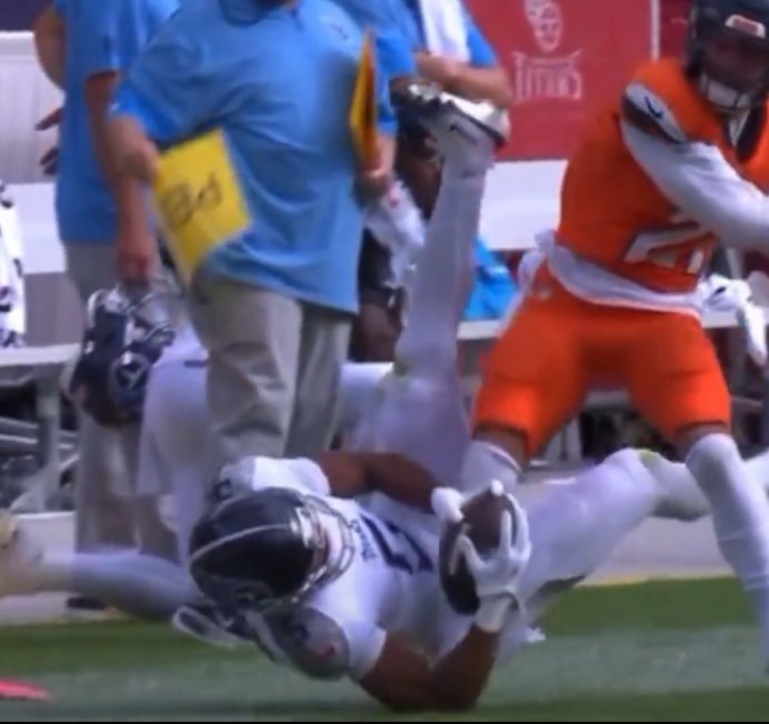 For anyone wondering if his elbow actually landed inbounds… here ya go #Titans 

YOU ABSOLUTELY HAVE TO CHALLENGE THAT