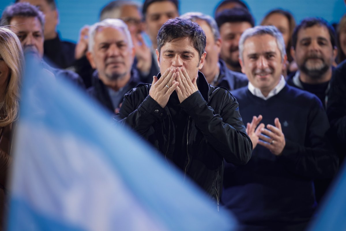 Kicillofok's tweet photo. Al iniciar esta etapa dijimos que la Provincia de Buenos Aires iba a funcionar como un escudo y una red para defender y proteger a nuestro pueblo de esta política cruel y despiadada, pero también dijimos que veníamos a construir una alternativa.

Por eso este es un triunfo de los bonaerenses para todo el país, y del peronismo para todos los argentinos y argentinas.