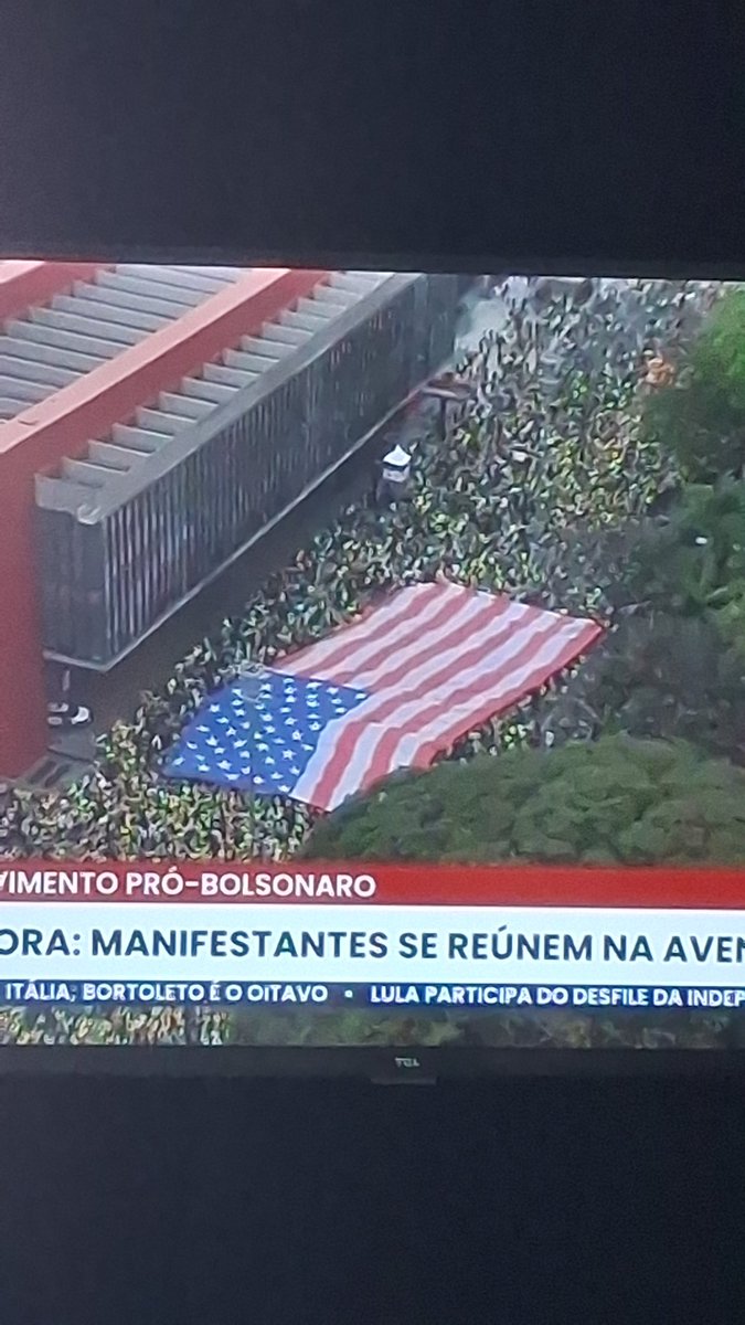 Tirei essa foto para mandar para minhas filhas porque  não acreditei no que estava assistindo.  Uma das maiores vergonhas que já vi meu País passar!!