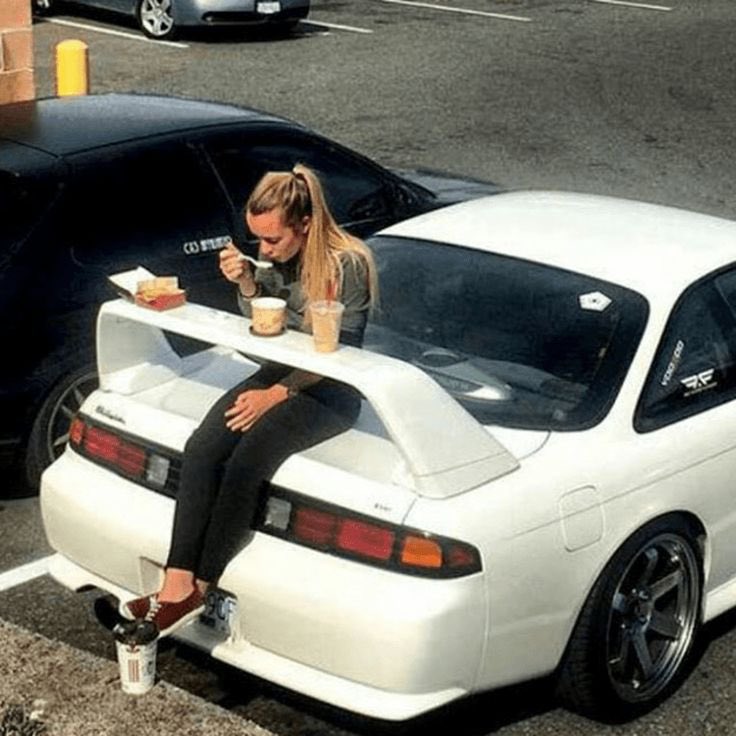 Өглөө нисэхрүү  Франкфуртын ✈️онгоц-д хүүхдээ суулгаж өгөөд ирсэн ХУД-ийн Мишээлийн наад уулзвар дээрээс цагдаа тэгш дугаартай машин явна буцаад ➡️Яармаг яв гээд хөөдөг бнаш дээ🤣 Яваандаа 2 машинтай л больё🤣