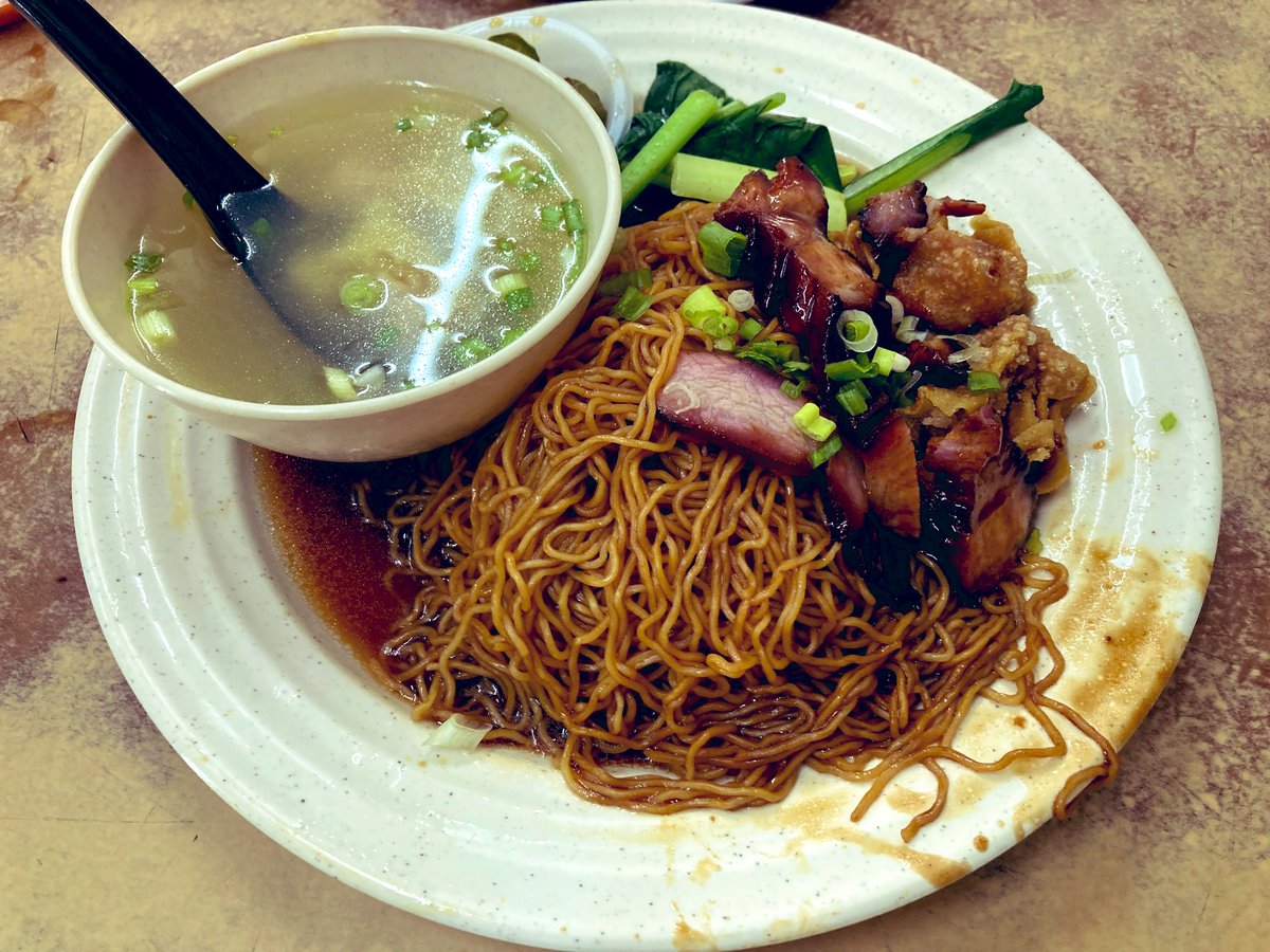 poutrd25's tweet photo. マレーシア朝飯2日目
どう見ても焼きそばだがワンタン麺だそう。ハラペーニョのピリ辛が甘いソースといい感じにマッチ。美味しかったがお腹が痛むのは気のせいだろうか。

14MYR(約490円)
Restoran Win Heng Seng https://t.co/mYDU9O24mU