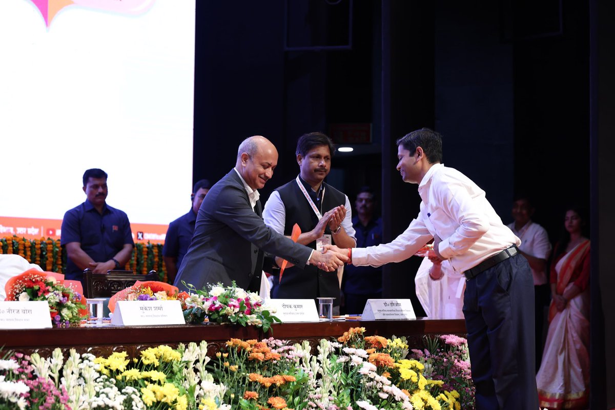 विभाग को १५०० से भी अधिक नए अनुदेशक (instructor) मिले।मा. मुख्यमंत्री जी के हाथों नियुक्ति पत्र पाकर उनकी खुशी देखने लायक थी #drhariomias #skill #education #entrepreneurship #job