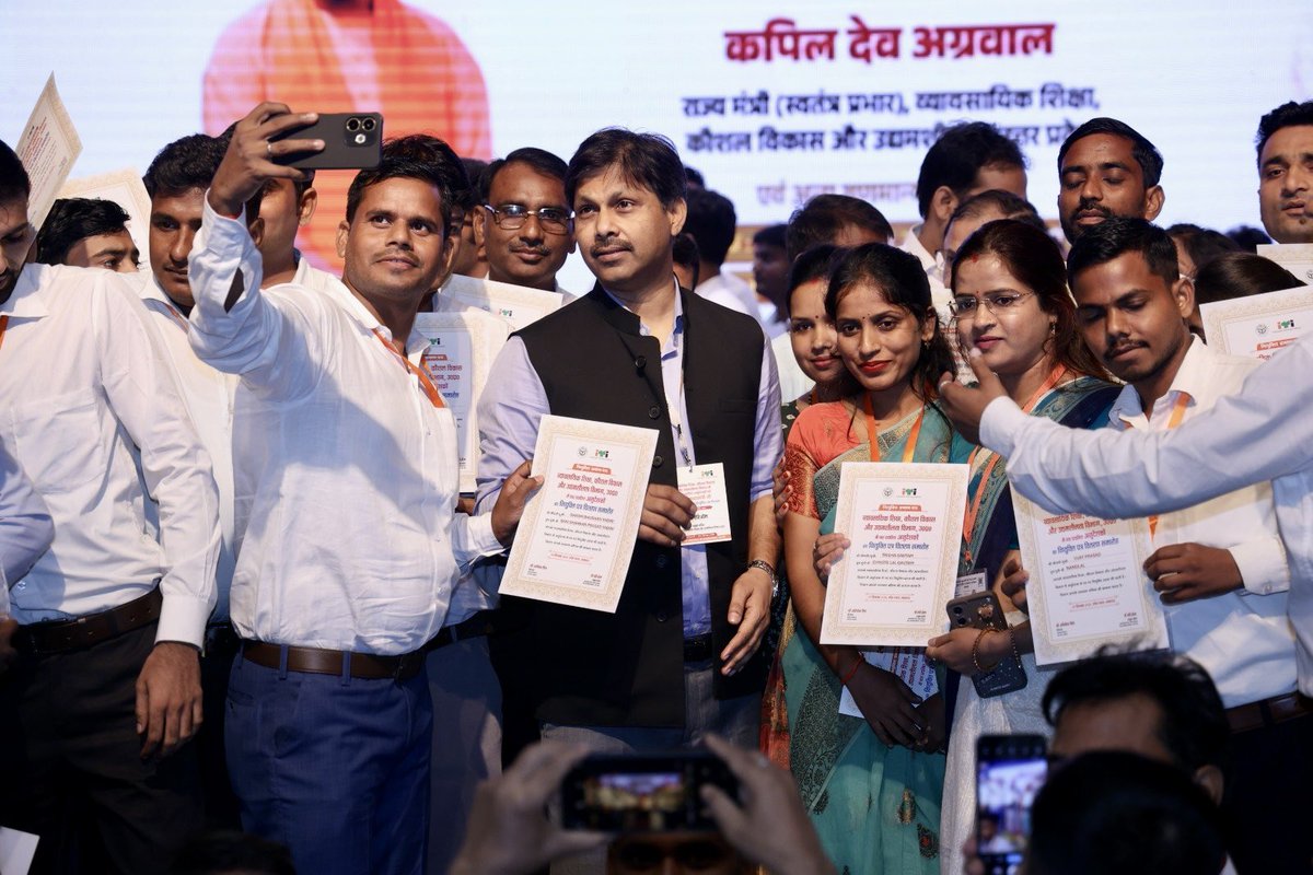 dr_hariom_ias's tweet photo. विभाग को १५०० से भी अधिक नए अनुदेशक (instructor) मिले।मा. मुख्यमंत्री जी के हाथों नियुक्ति पत्र पाकर उनकी खुशी देखने लायक थी #drhariomias #skill #education #entrepreneurship #job https://t.co/BXKV2CLd3v