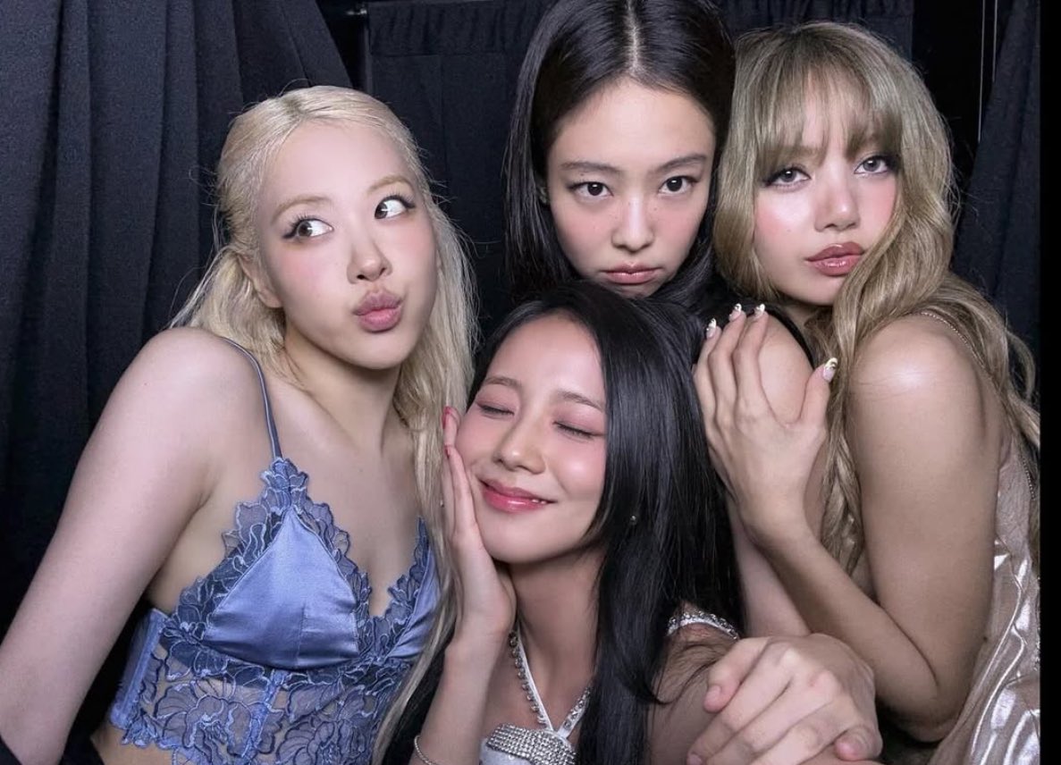 BuzzingPop's tweet photo. BLACKPINK wins ‘Best Group’ at the 2025 #VMAs. https://t.co/rCgmIXAyKp