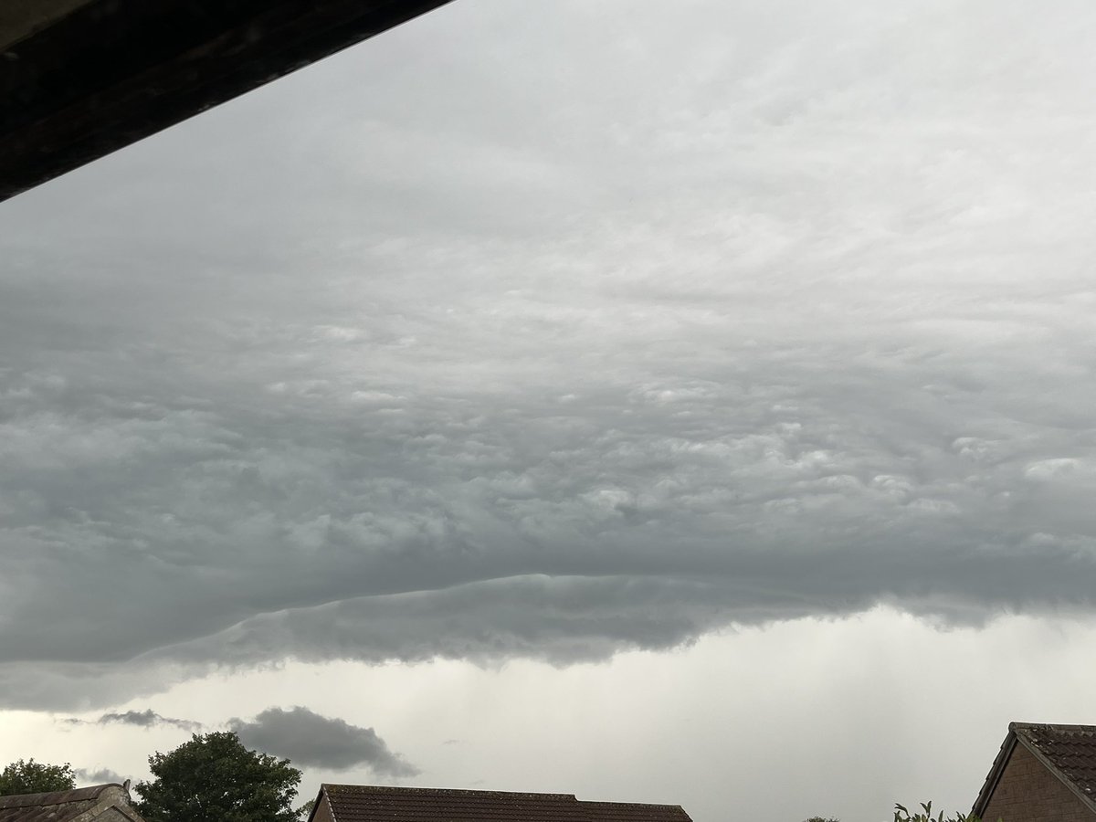 NoLimit2Dream's tweet photo. @Met4CastUK It was a nice surprise and definitely needed, the rainfall was really intense in Shepton Mallet and the skies were stunning in the build up! https://t.co/Ew7PHK7HOE