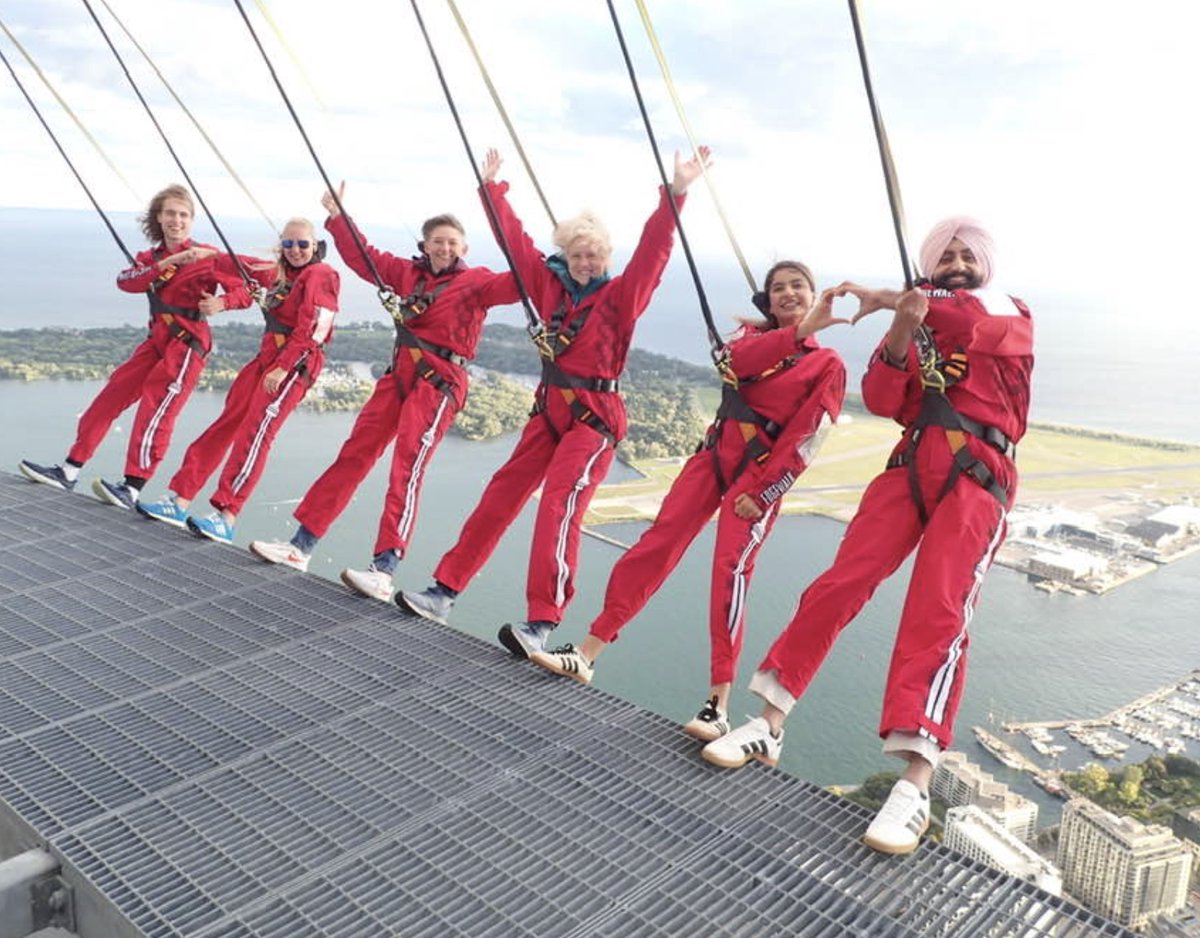stustin's tweet photo. Family members on a Toronto Sunday afternoon. #CNTower #Edgewalk #Toronto #fearless https://t.co/PuDvmdiZwI