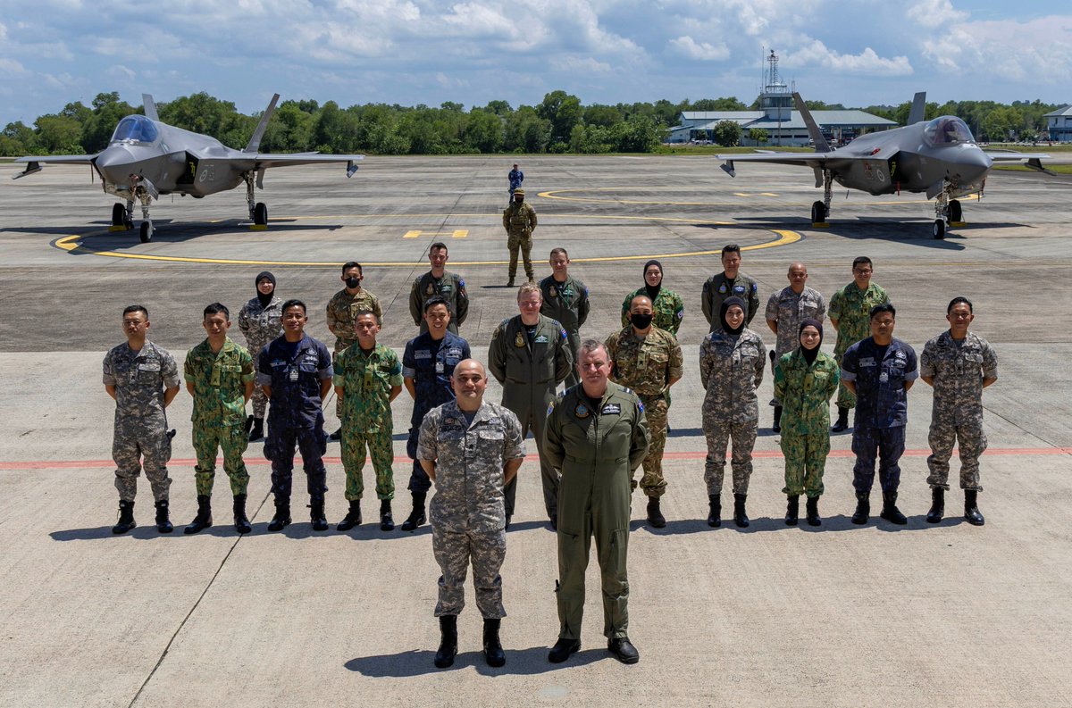 Defense_Talks's tweet image. ✈️ For the first time, two F-35A Lightning II fighter jets recently landed in Brunei Darussalam. 

🇧🇳⚡ #F35 #LightningII #Brunei #Defense