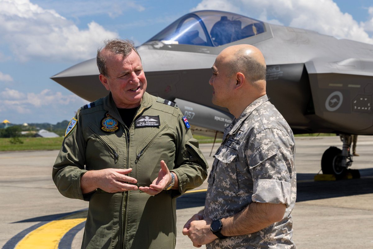 Defense_Talks's tweet image. ✈️ For the first time, two F-35A Lightning II fighter jets recently landed in Brunei Darussalam. 

🇧🇳⚡ #F35 #LightningII #Brunei #Defense