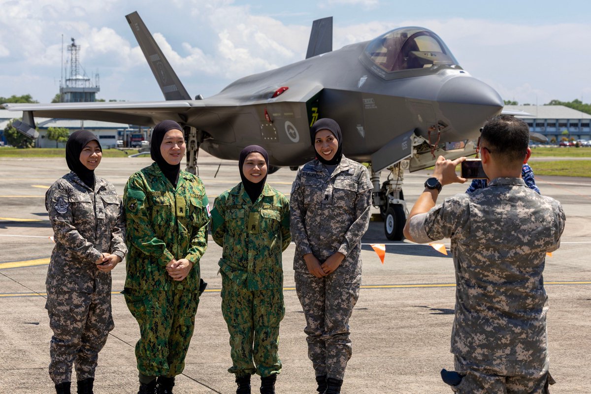 Defense_Talks's tweet image. ✈️ For the first time, two F-35A Lightning II fighter jets recently landed in Brunei Darussalam. 

🇧🇳⚡ #F35 #LightningII #Brunei #Defense