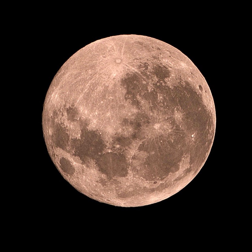JasonBekiaris's tweet image. 🌕📸 Caught the moon before it turned red in the eclipse… timing is everything. #LunarEclipse #MoonMagic #Dwarf3