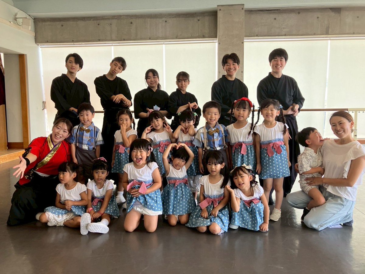 plusnewcompany's tweet photo. 狛江フェスティバル2025
とっても元気な幼児ダンスと大迫力の殺陣演舞が無事に終了✨
幼児ダンスは客席から「可愛い〜💕」と声が聞こえました💕

殺陣は、狭いステージ、6人の大殺陣!
素晴らしかったです！
みんな本当に頑張った!

素晴らしい機会を頂き本当にありがとうございました！
代表金井麻衣子 https://t.co/q2r4kYlYk6