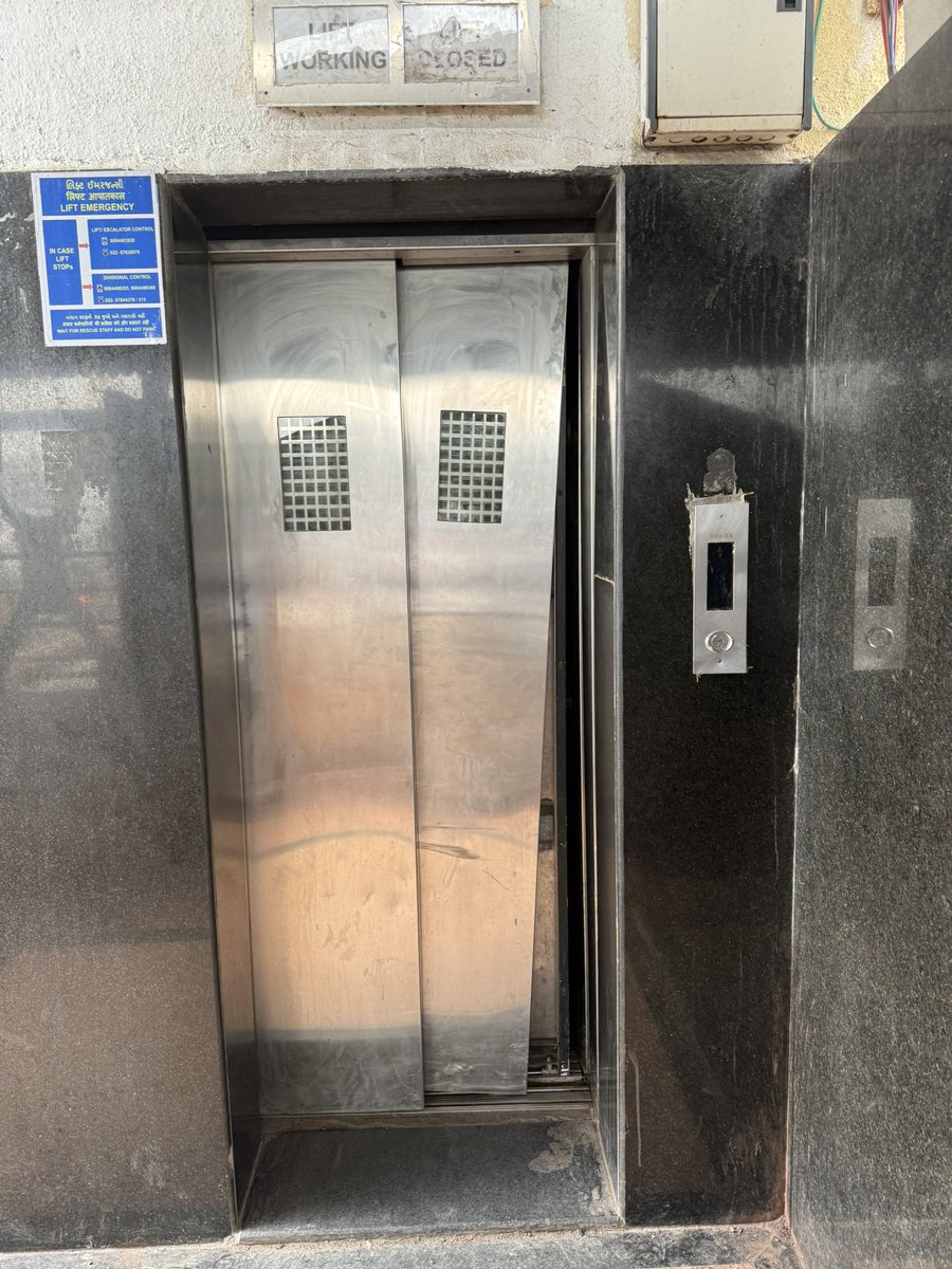 CsJaymeen's tweet photo. @RailMinIndia @WesternRly @RailwaySeva working lifts can help elderly and Divyangs, Surat Railway Station Platform No 2-3 https://t.co/2UNrSIK6FC