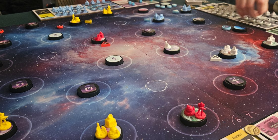 🚀 Ascending Empires: Zenith Edition. Un 4X espacial de exploración y conquista con mecánica de flickeo 🌌
👥 2–4 jugadores | ⏱️ 60–90 min | 🎯 14+
Descubre galaxias, investiga tecnologías y domina el cosmos 🌠