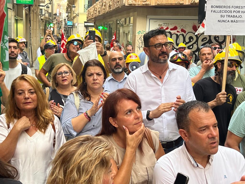 GinesRuizMacia's tweet photo. No hay mejor manera de empezar mis 50 años que acompañando y apoyando a los #BomberosForestales en sus reivindicaciones.
Se juegan la vida para cuidar nuestros bosques, nuestras propiedades, nuestras vidas...y a ellos, quién los cuida?
Apoyémosles!! https://t.co/dHMpMttq23