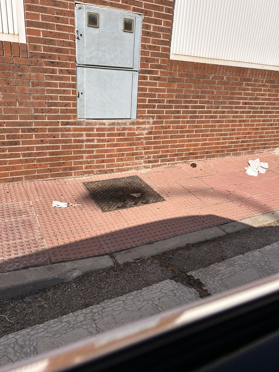 _Bignach_'s tweet photo. @EsmasAlcorcon  @AytoAlcorcon Me gustan las fiestas como al que más, soy vecino de la Fuente del Palomar, estamos casos de ser los urinarios de guarros e incívicos. Remito fotos de la calle Darío Fo y Adolfo Pérez Esquivel, en días de fiesta por favor más limpieza y Desinfección https://t.co/QzrNyx12dI