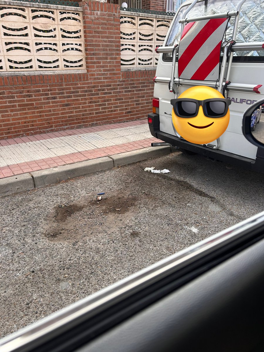 _Bignach_'s tweet photo. @EsmasAlcorcon  @AytoAlcorcon Me gustan las fiestas como al que más, soy vecino de la Fuente del Palomar, estamos casos de ser los urinarios de guarros e incívicos. Remito fotos de la calle Darío Fo y Adolfo Pérez Esquivel, en días de fiesta por favor más limpieza y Desinfección https://t.co/QzrNyx12dI