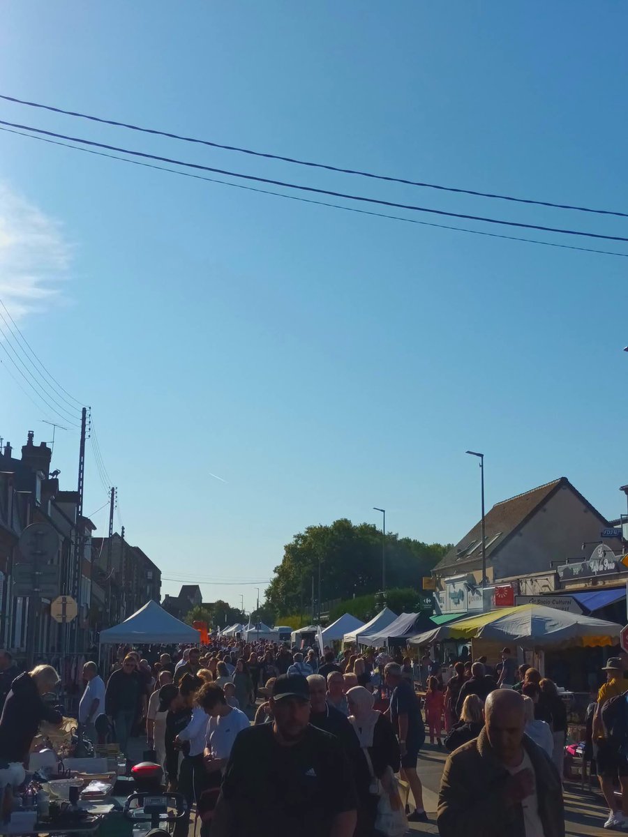 CathMelin's tweet photo. Super week-end de fête à carotte à #Beauvais ! 👍
Un joli feu d'artifice et du monde sur la brocante 🎆🥕 https://t.co/A2uoeAcT6w
